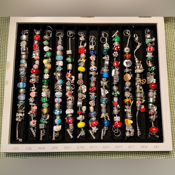 NEW Willabee and Ward 12-month Charm Bracelet Boxed Set - Picture 1 of 5